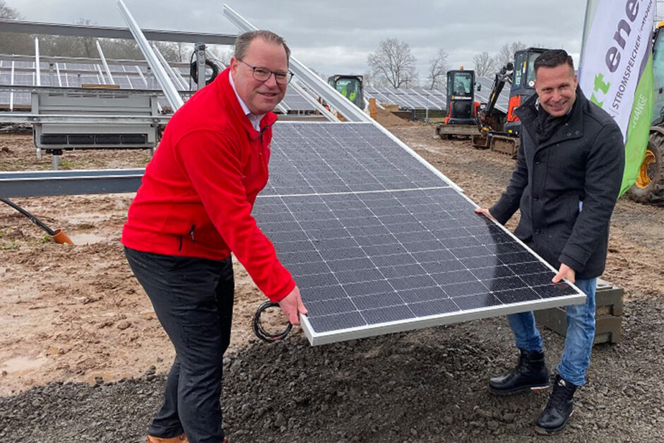 Modullegung Solarpark Hasselroth – Kreissparkasse Gelnhausen finanziert die Energiewende in der Region