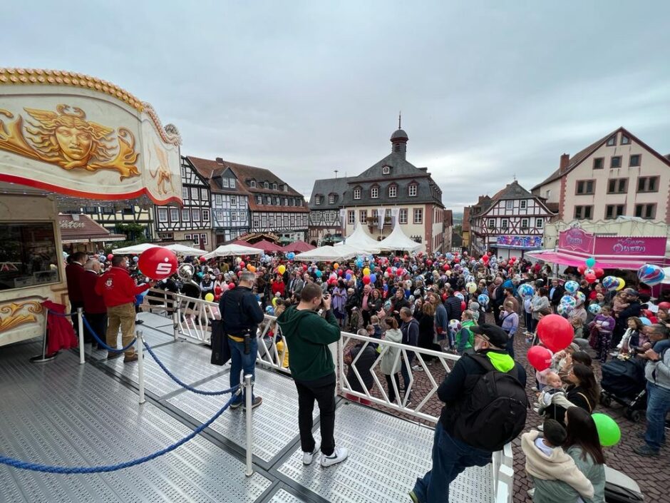 Farbenfroher Himmel über Gelnhausen: Der Luftballon-Wettbewerb zum 75. Schelmenmarkt