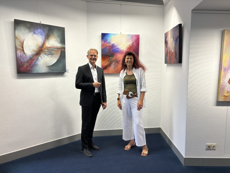 „Farbexplosion“ – Ausstellung von Angela Klein in der Kreissparkasse Gelnhausen